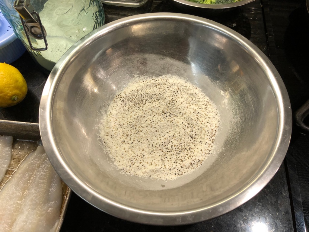 Prepare the flour in a large bowl and on a shallow plate